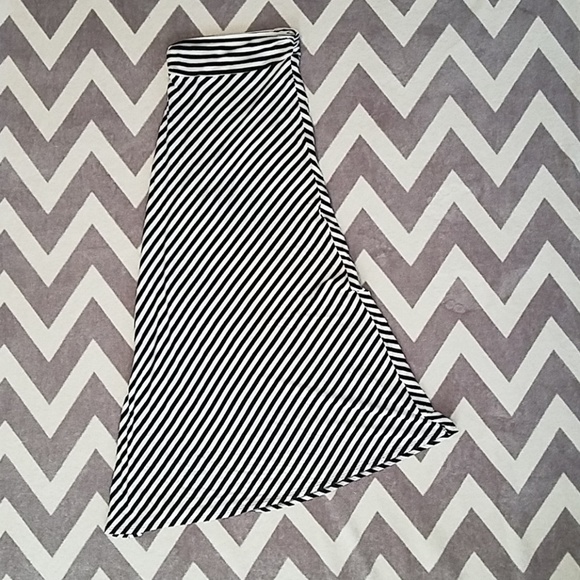 Black/white striped maxi skirt - Picture 2 of 4